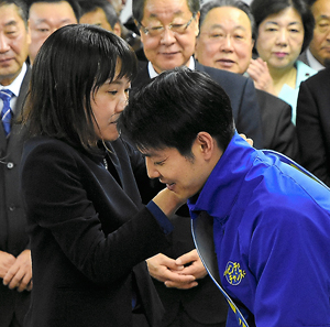 鈴木 知事 年齢 北海道 鈴木直道知事の年齢や出身大学は?評判の裏には苦労人の経歴が!│マカロンノート